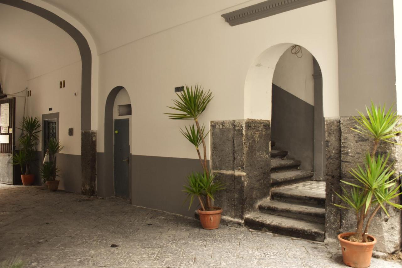 La Cartolina Di Napoli Free Parking For Small Cars Only Naples Luaran gambar
